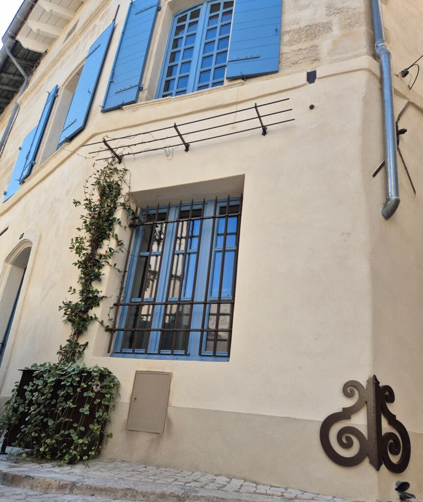 Création sur mesure d’une treille, d’une grille de sécurité et d’un bac végétalisé tarascon min