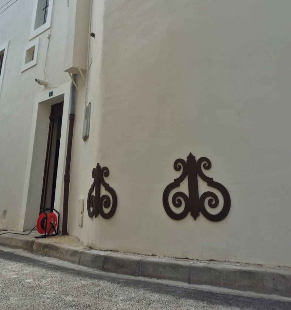 fabrication et pose delement de protection de facade a tarascon lafinemetallerie